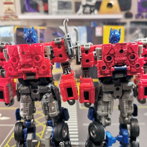 Image of Black Mamba OP-01 VS 102BB Optimus Prime Compared (16)__scaled_600.jpg