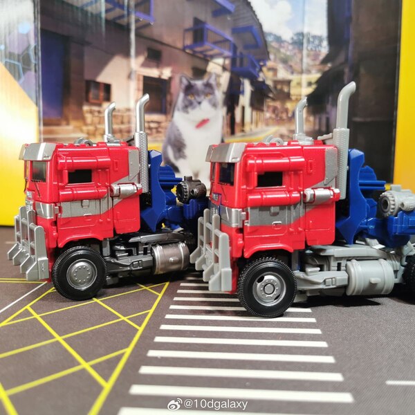 Image of Black Mamba OP-01 VS 102BB Optimus Prime Compared (23)__scaled_600.jpg