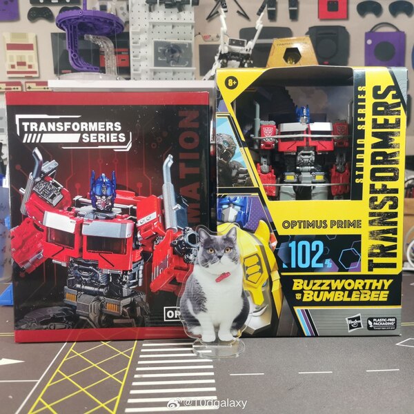 Image of Black Mamba OP-01 VS 102BB Optimus Prime Compared (27)__scaled_600.jpg