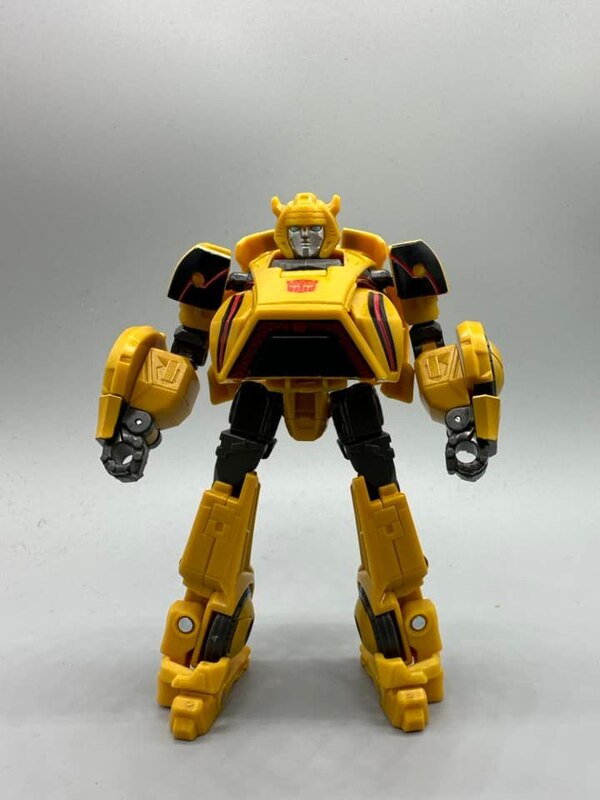 Image of Gamer 01 Bumblebee Deluxe Class from Transformers Studio Series (12)__scaled_600.jpg