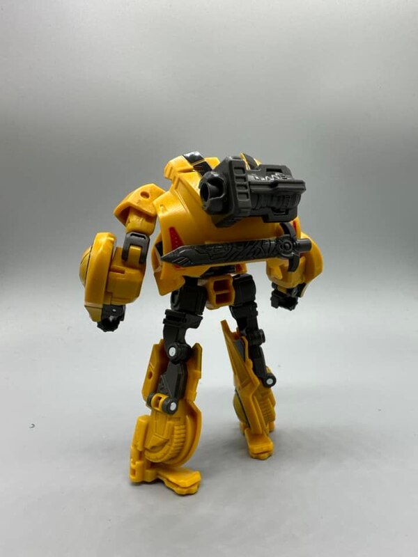 Image of Gamer 01 Bumblebee Deluxe Class from Transformers Studio Series (21)__scaled_600.jpg