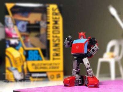 Buzzworthy Bumblebee Cliffjumper 08.jpg