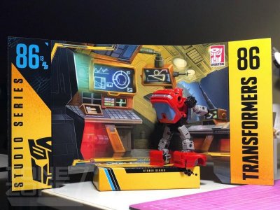 Buzzworthy Bumblebee Cliffjumper 10.jpg