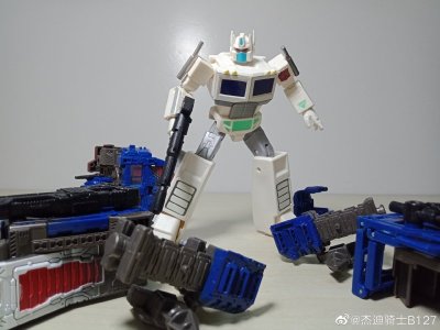 R.E.D-Ultra-Magnus-10.jpg